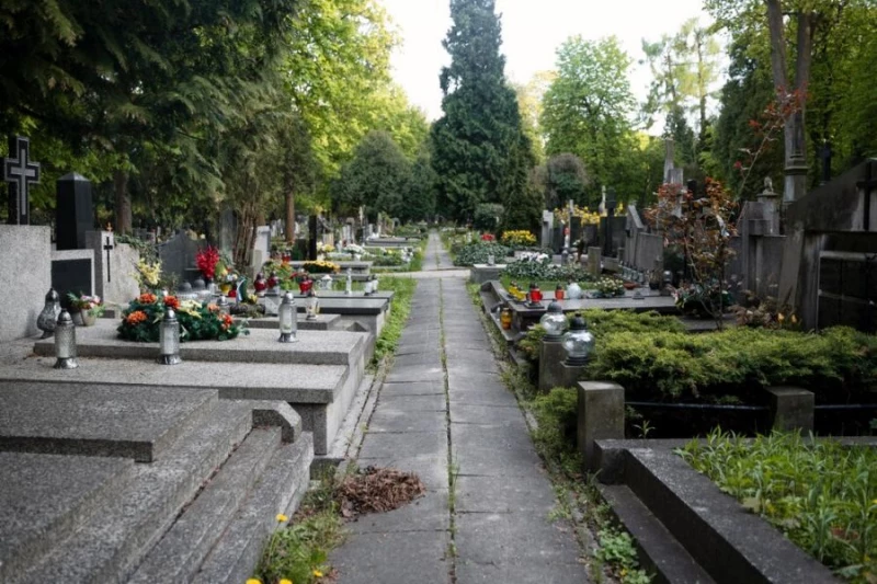 Zasady segregacji odpadów obowiązują także na cmentarzach